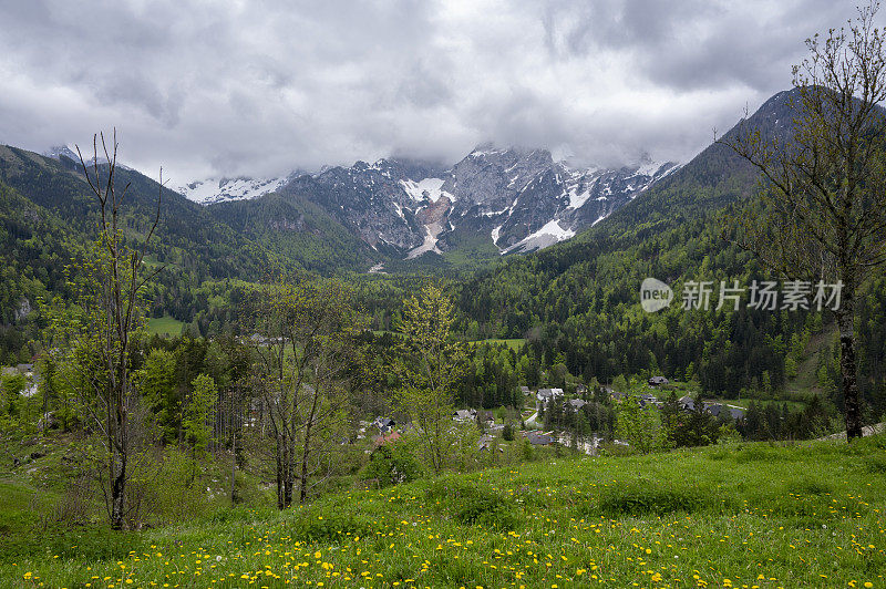 Zgornje Jezersko山谷在春天的景色